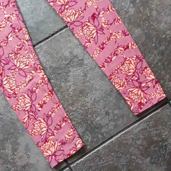 Lularoe OS Pink Flowers one size soft leggings - Picture 3 of 6